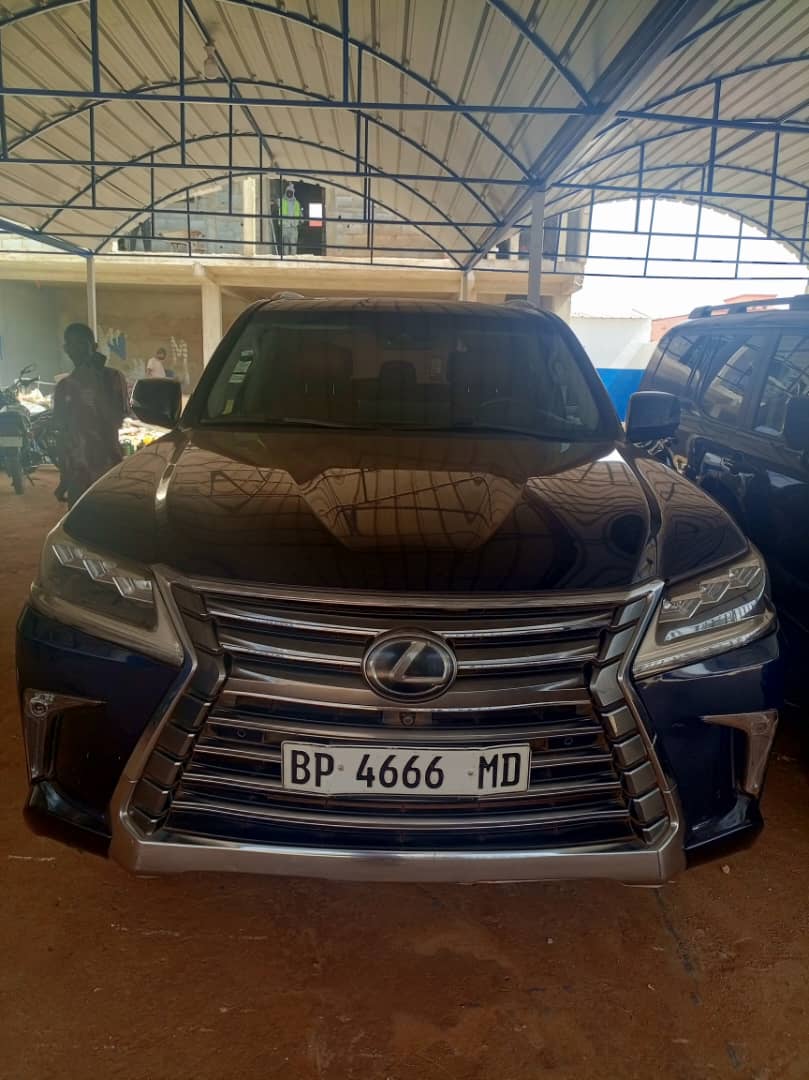 Lexus v8 essence LX570