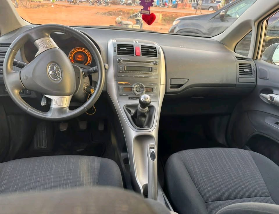 TOYOTA AURIS 2010 FULL OPTION