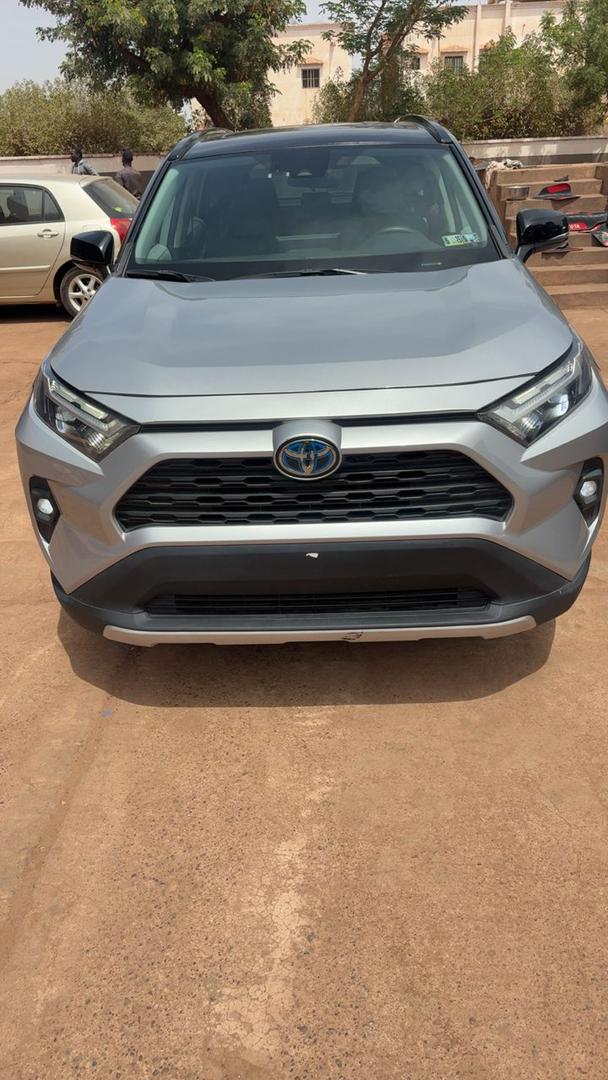 Toyota RVA4 2023 hybrid limited